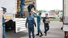 Формирование гуманитарной колонны сотрудниками МЧС России. Архивное фото Формирование гуманитарной колонны сотрудниками МЧС России. Архивное фото