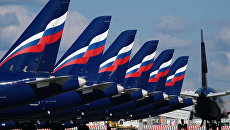 Sukhoi Superjet 100 на стоянке самолетов в аэропорту Шереметьево в Москве. Архивное фото Sukhoi Superjet 100 на стоянке самолетов в аэропорту Шереметьево в Москве. Архивное фото
