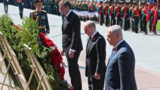 Президент РФ Владимир Путин на церемонии возложения цветов к Могиле Неизвестного солдата в Александровском саду. 9 мая 2018 Президент РФ Владимир Путин на церемонии возложения цветов к Могиле Неизвестного солдата в Александровском саду. 9 мая 2018