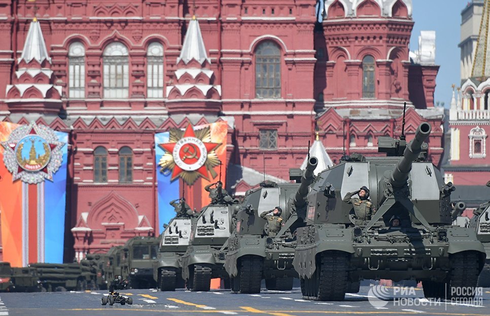 Самоходные артиллерийские установки Коалиция-СВ и Мста-С на военном параде, посвященном 73-й годовщине Победы в ВОВ Самоходные артиллерийские установки Коалиция-СВ и Мста-С на военном параде, посвященном 73-й годовщине Победы в ВОВ