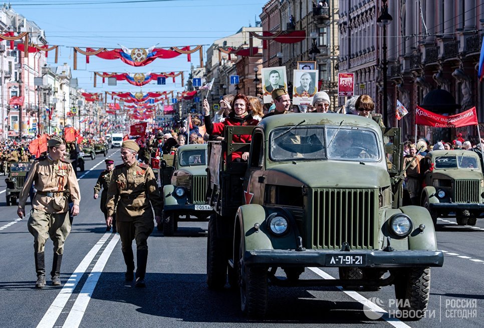 Участники акции Бессмертный полк в Санкт-Петербурге Участники акции Бессмертный полк в Санкт-Петербурге