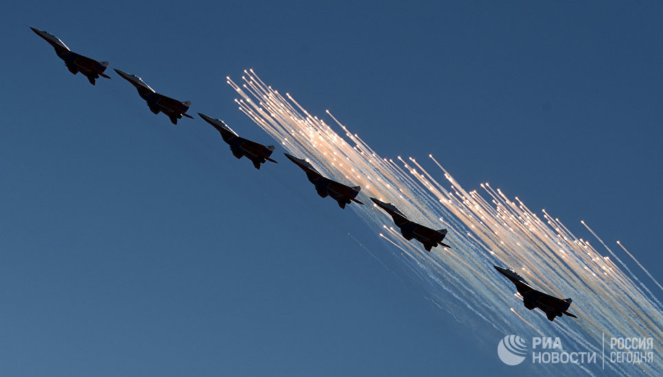 Истребители Миг-29 пилотажной группы Стрижи во время празднования 80-летия Центра показа авиационной техники имени Кожедуба на аэродрома Кубинка. 12 мая 2018 Истребители Миг-29 пилотажной группы Стрижи во время празднования 80-летия Центра показа авиационной техники имени Кожедуба на аэродрома Кубинка. 12 мая 2018