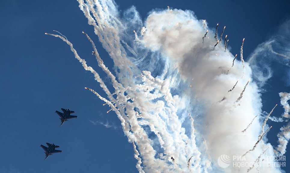 Истребители Су-30СМ пилотажной группы Русские Витязи во время празднования 80-летия Центра показа авиационной техники им. Кожедуба на аэродрома Кубинка в Московской области Истребители Су-30СМ пилотажной группы Русские Витязи во время празднования 80-летия Центра показа авиационной техники им. Кожедуба на аэродрома Кубинка в Московской области