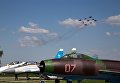 Совместный пролет пилотажных групп Стрижи и Русские Витязи во время празднования 80-летия Центра показа авиационной техники им. Кожедуба на аэродрома Кубинка в Московской области Совместный пролет пилотажных групп Стрижи и Русские Витязи во время празднования 80-летия Центра показа авиационной техники им. Кожедуба на аэродрома Кубинка в Московской области