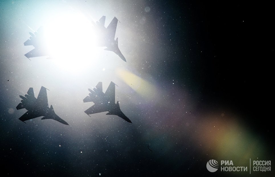 Истребители Су-30СМ пилотажной группы Русские Витязи во время празднования 80-летия Центра показа авиационной техники им. Кожедуба на аэродрома Кубинка в Московской области Истребители Су-30СМ пилотажной группы Русские Витязи во время празднования 80-летия Центра показа авиационной техники им. Кожедуба на аэродрома Кубинка в Московской области