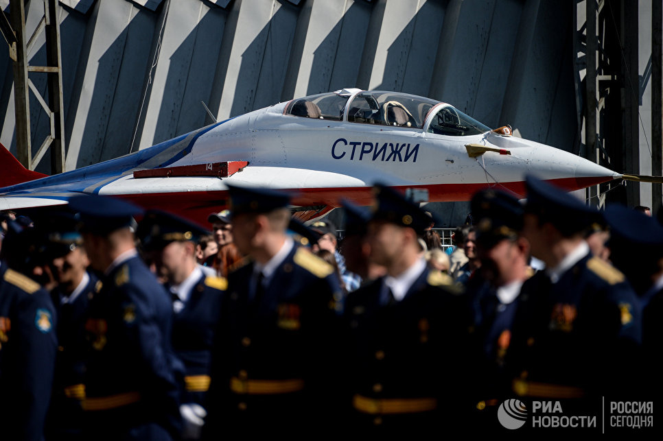 Самолет Миг-29 пилотажной группы Стрижи во время празднования 80-летия Центра показа авиационной техники им. Кожедуба на аэродрома Кубинка в Московской области Самолет Миг-29 пилотажной группы Стрижи во время празднования 80-летия Центра показа авиационной техники им. Кожедуба на аэродрома Кубинка в Московской области