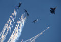 Истребители Су-30СМ пилотажной группы Русские Витязи и МиГ-29 пилотажной группы Стрижи во время празднования 80-летия Центра показа авиационной техники им. Кожедуба на аэродрома Кубинка в Московской области Истребители Су-30СМ пилотажной группы Русские Витязи и МиГ-29 пилотажной группы Стрижи во время празднования 80-летия Центра показа авиационной техники им. Кожедуба на аэродрома Кубинка в Московской области