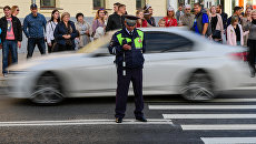 Автоинспектор ГИБДД на одной из улиц в Москве. Архивное фото Автоинспектор ГИБДД на одной из улиц в Москве. Архивное фото
