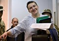 Надежда Савченко во время рассмотрения вопроса о продлении срока её ареста на заседании Шевченковского районного суда в Киеве. 14 мая 2018 Надежда Савченко во время рассмотрения вопроса о продлении срока её ареста на заседании Шевченковского районного суда в Киеве. 14 мая 2018