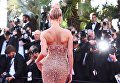 Модель Хейли Род Болдуин на красной дорожке фильма Девушки солнца (Les filles du soleil) в рамках 71-го Каннского международного фестиваля Модель Хейли Род Болдуин на красной дорожке фильма Девушки солнца (Les filles du soleil) в рамках 71-го Каннского международного фестиваля