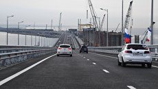 Автомобильное движение на автодорожной части Крымского моста Автомобильное движение на автодорожной части Крымского моста