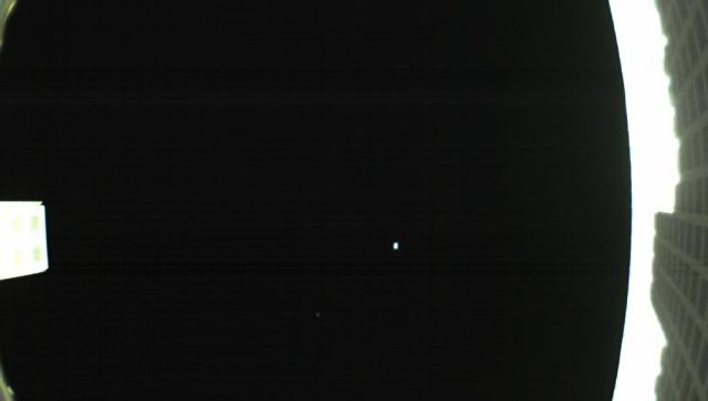Голубая бледная точка справа – Земля, светлая точка слева – Луна
