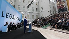 Дмитрий Медведев выступает на пленарном заседании Будущее юридической профессии VIII Петербургского международного юридического форума. 16 мая 2018 Дмитрий Медведев выступает на пленарном заседании Будущее юридической профессии VIII Петербургского международного юридического форума. 16 мая 2018