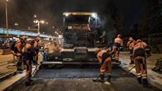 Рабочие во время укладки асфальта Рабочие во время укладки асфальта