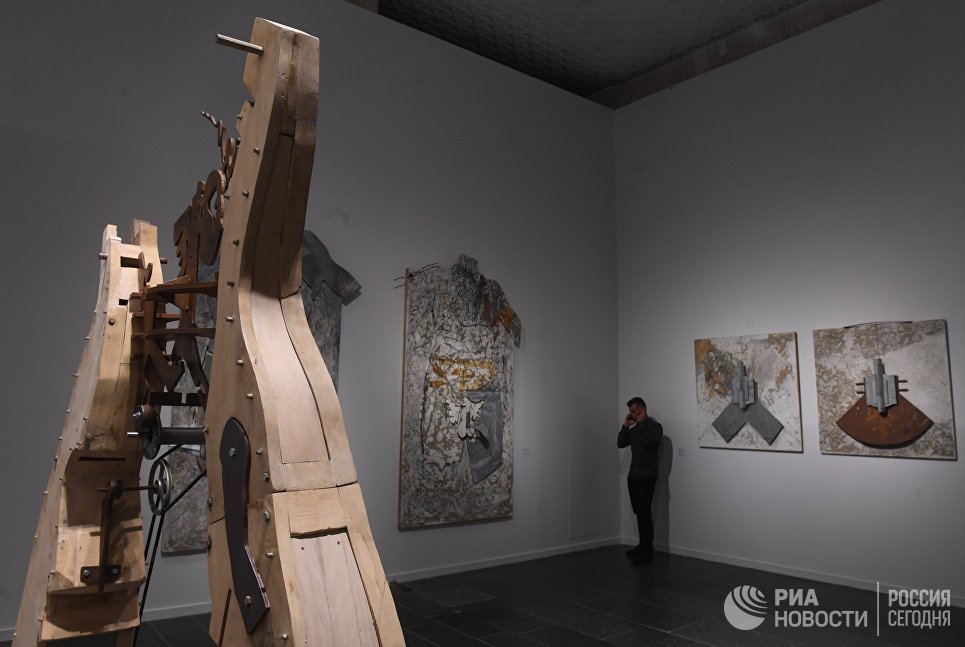Посетитель на открытии выставки Вадим Космачёв. Дыхание скульптуры в Третьяковской галерее на Крымском валу Посетитель на открытии выставки Вадим Космачёв. Дыхание скульптуры в Третьяковской галерее на Крымском валу