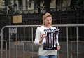 Участница акции у здания посольства Украины в Москве в поддержку журналиста Кирилла Вышинского Участница акции у здания посольства Украины в Москве в поддержку журналиста Кирилла Вышинского