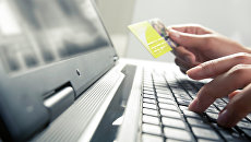 Покупка в интернете с помощью кредитной карты. Архивное фото Покупка в интернете с помощью кредитной карты. Архивное фото