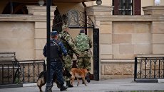 Сотрудники правоохранительных органов у церкви Архангела Михаила в центре Грозного, в которой четверо боевиков пытались захватить прихожан в качестве заложников. 19 мая 2018 Сотрудники правоохранительных органов у церкви Архангела Михаила в центре Грозного, в которой четверо боевиков пытались захватить прихожан в качестве заложников. 19 мая 2018