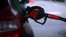 Заправка автомобиля на одной из автозаправочных станций. Архивное фото Заправка автомобиля на одной из автозаправочных станций. Архивное фото