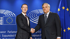 Руководитель компании Facebook Inc. Марк Цукерберг и президент Европарламента Антонио Таяни в парламенте ЕС в Брюсселе, Бельгия. 22 мая 2018 Руководитель компании Facebook Inc. Марк Цукерберг и президент Европарламента Антонио Таяни в парламенте ЕС в Брюсселе, Бельгия. 22 мая 2018