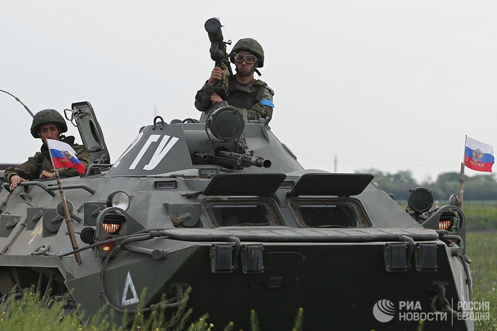Военнослужащий с переносным зенитным ракетным комплексом Игла на БТР-80 на всеармейском конкурсе Чистое небо-2018 Военнослужащий с переносным зенитным ракетным комплексом Игла на БТР-80 на всеармейском конкурсе Чистое небо-2018