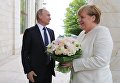 Президент РФ Владимир Путин и федеральный канцлер ФРГ Ангела Меркель во время встречи в Сочи Президент РФ Владимир Путин и федеральный канцлер ФРГ Ангела Меркель во время встречи в Сочи