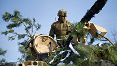Американский военный во время учений Атлантическая решимость в Жагани, Польша Американский военный во время учений Атлантическая решимость в Жагани, Польша