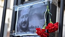 Цветы в память об убитом российском журналисте Аркадии Бабченко у здания посольства РФ в Киеве. 30 мая 2018 Цветы в память об убитом российском журналисте Аркадии Бабченко у здания посольства РФ в Киеве. 30 мая 2018