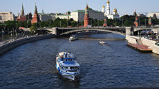 Туристические теплоходы на Москве-реке. Архивное фото Туристические теплоходы на Москве-реке. Архивное фото