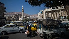 Прохожие на улице в Дамаске. Архивное фото Прохожие на улице в Дамаске. Архивное фото