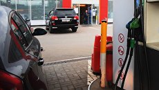 Автомобили на автозаправочной станции. Архивное фото Автомобили на автозаправочной станции. Архивное фото
