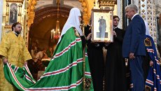 Глава МВД Владимир Колокольцев на церемонии передачи десяти старинных икон, украденных из монастыря в Нижегородской области, патриарху Кирилл. 3 июня 2018 Глава МВД Владимир Колокольцев на церемонии передачи десяти старинных икон, украденных из монастыря в Нижегородской области, патриарху Кирилл. 3 июня 2018