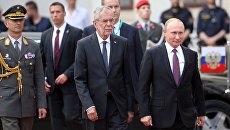 Президент РФ Владимир Путин и федеральный президент Австрийской Республики Александр Ван дер Беллен на церемонии официальной встречи у дворца Хофбург в Вене. 5 июня 2018 Президент РФ Владимир Путин и федеральный президент Австрийской Республики Александр Ван дер Беллен на церемонии официальной встречи у дворца Хофбург в Вене. 5 июня 2018