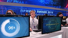Сотрудники колл-центра накануне Прямой линии с президентом РФ Владимиром Путиным в Гостином дворе. 6 июня 2018 Сотрудники колл-центра накануне Прямой линии с президентом РФ Владимиром Путиным в Гостином дворе. 6 июня 2018