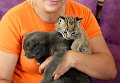 Директор зоопарка Чудесный Екатерина Зотова со своими питомцами: кошкой по кличке Моника и рысенком, которого она выкормила в зоопарке Чудесный недалеко от Уссурийска в Приморском крае Директор зоопарка Чудесный Екатерина Зотова со своими питомцами: кошкой по кличке Моника и рысенком, которого она выкормила в зоопарке Чудесный недалеко от Уссурийска в Приморском крае