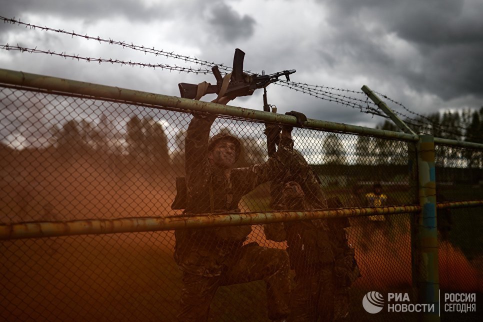 Участники всеармейского конкурса Отличники войсковой разведки преодолевают препятствие во время этапа Тропа разведчика на полигоне учебного комплекса Новосибирского высшего военного командного училища в Новосибирской области Участники всеармейского конкурса Отличники войсковой разведки преодолевают препятствие во время этапа Тропа разведчика на полигоне учебного комплекса Новосибирского высшего военного командного училища в Новосибирской области