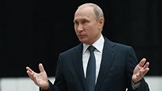 Президент РФ Владимир Путин отвечает на вопросы журналистов после ежегодной специальной программы Прямая линия с Владимиром Путиным в Гостином дворе. 7 июня 2018 Президент РФ Владимир Путин отвечает на вопросы журналистов после ежегодной специальной программы Прямая линия с Владимиром Путиным в Гостином дворе. 7 июня 2018