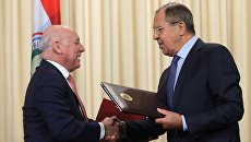 Глава МИД Республики Парагвай Эладио Лоисага и министр иностранных дел РФ Сергей Лавров во время подписания меморандума Глава МИД Республики Парагвай Эладио Лоисага и министр иностранных дел РФ Сергей Лавров во время подписания меморандума