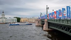 Флаги с символикой чемпионата мира по футболу 2018 на Дворцовом мосту в Санкт-Петербурге. Архивное фото Флаги с символикой чемпионата мира по футболу 2018 на Дворцовом мосту в Санкт-Петербурге. Архивное фото