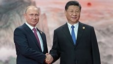 Владимир Путин и председатель КНР Си Цзиньпин перед заседанием Совета ШОС. 10 июня 2018 Владимир Путин и председатель КНР Си Цзиньпин перед заседанием Совета ШОС. 10 июня 2018