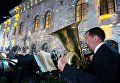 Музыкант оркестра во время V Большого благотворительного офицерского бала на Площади Михайловской береговой батареи в Севастополе. 11 июня 2018 Музыкант оркестра во время V Большого благотворительного офицерского бала на Площади Михайловской береговой батареи в Севастополе. 11 июня 2018