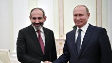 Владимир Путин и премьер-министр Армении Никол Пашинян во время встречи. 13 июня 2018 Владимир Путин и премьер-министр Армении Никол Пашинян во время встречи. 13 июня 2018