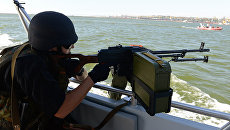 Украинский военнослужащий во время патрулирования Азовского моря Украинский военнослужащий во время патрулирования Азовского моря