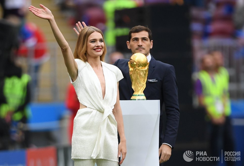 Модель Наталья Водянова и футболист Икер Касильяс с кубком чемпионата мира по футболу 2018 перед церемонией открытия чемпионата мира по футболу 2018 на стадионе Лужники Модель Наталья Водянова и футболист Икер Касильяс с кубком чемпионата мира по футболу 2018 перед церемонией открытия чемпионата мира по футболу 2018 на стадионе Лужники