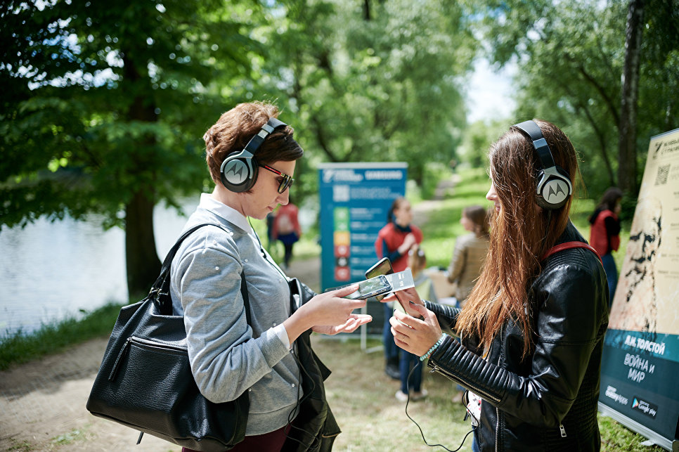 Гости «Толстой Weekend» в Ясной Поляне слушают аудиоспектакль-прогулку «Война и мир» Гости «Толстой Weekend» в Ясной Поляне слушают аудиоспектакль-прогулку «Война и мир»