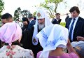 Патриарх Московский и Всея Руси Кирилл общается с прихожанами во время посещения Ферапонтова Белозерского монастыря в рамках Первосвятительского визита в Вологодскую митрополию Патриарх Московский и Всея Руси Кирилл общается с прихожанами во время посещения Ферапонтова Белозерского монастыря в рамках Первосвятительского визита в Вологодскую митрополию
