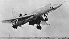 Советский самолет Ту-22 во время взлета Советский самолет Ту-22 во время взлета