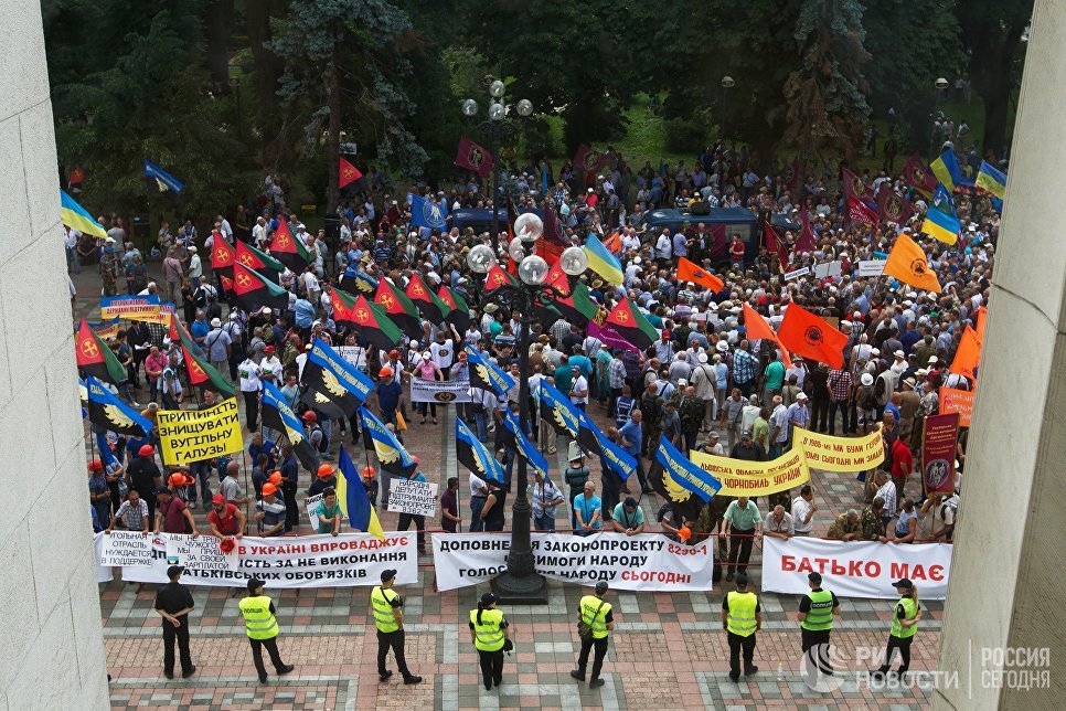 Шахтеры на акции протеста у здания Рады Украины в Киеве. 19 июня 2018 Шахтеры на акции протеста у здания Рады Украины в Киеве. 19 июня 2018