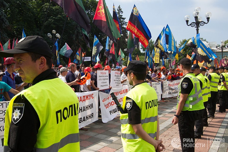 Шахтеры на акции протеста у здания Рады Украины в Киеве. Митингующие протестуют против постоянных задержек зарплат и требуют увеличения заработной платы Шахтеры на акции протеста у здания Рады Украины в Киеве. Митингующие протестуют против постоянных задержек зарплат и требуют увеличения заработной платы