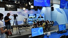 Журналисты во время трансляции пресс-конференции в городском пресс-центре чемпионата мира по футболу FIFA 2018 в Ростове-на-Дону Журналисты во время трансляции пресс-конференции в городском пресс-центре чемпионата мира по футболу FIFA 2018 в Ростове-на-Дону